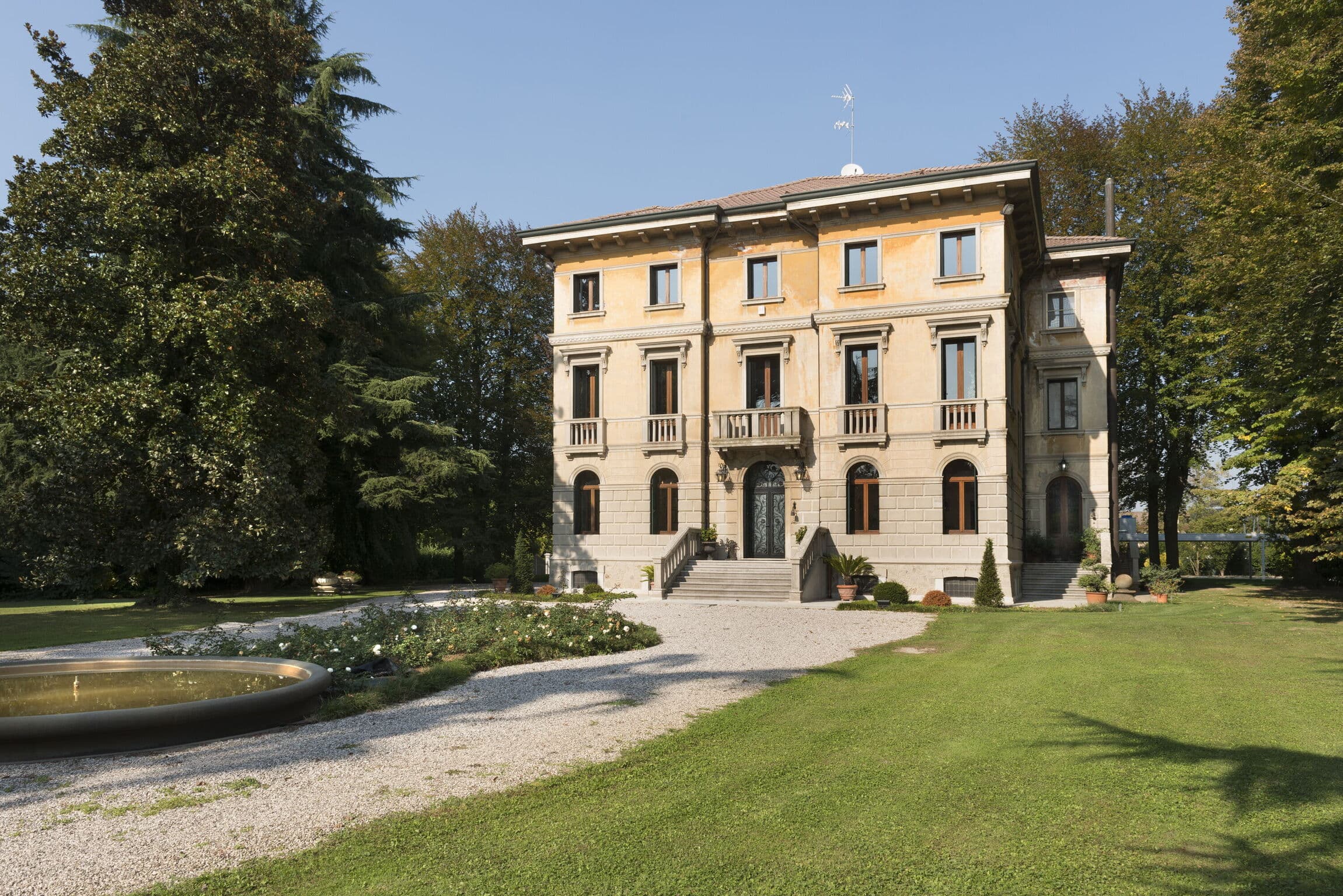 Elegant Seven-Bedroom Villa in Saonara, Padova, Italy photo 2