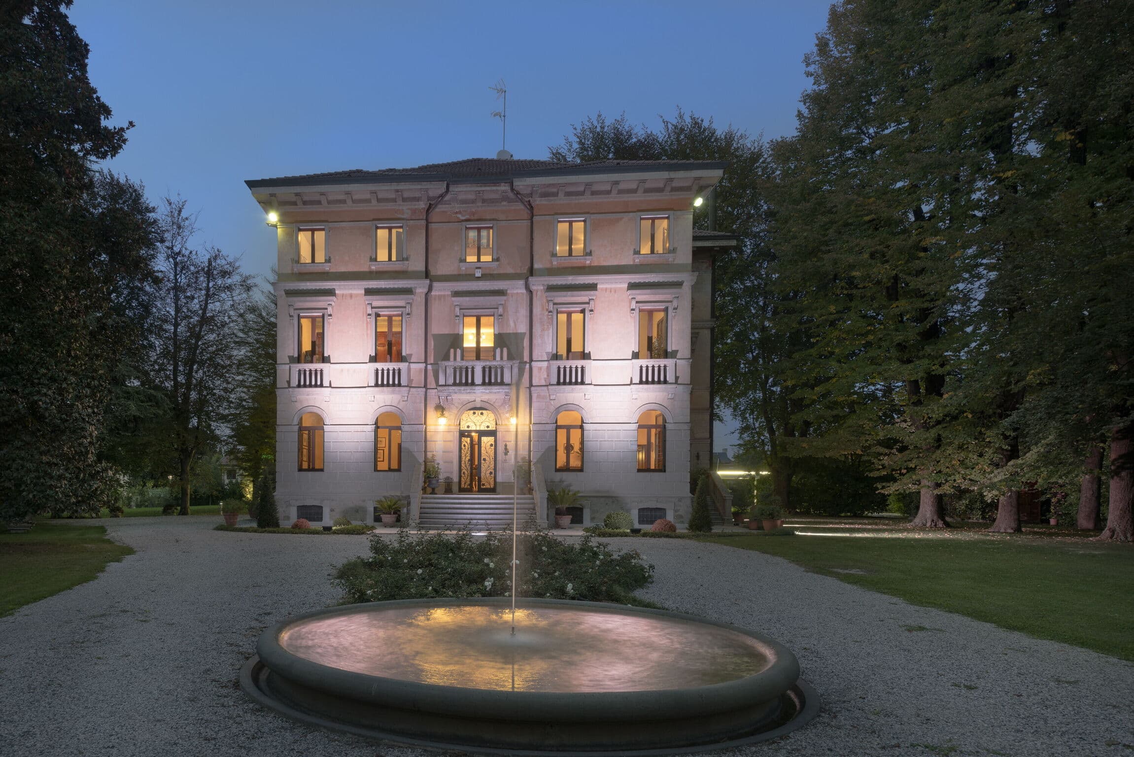 Elegant Seven-Bedroom Villa in Saonara, Padova, Italy photo 5