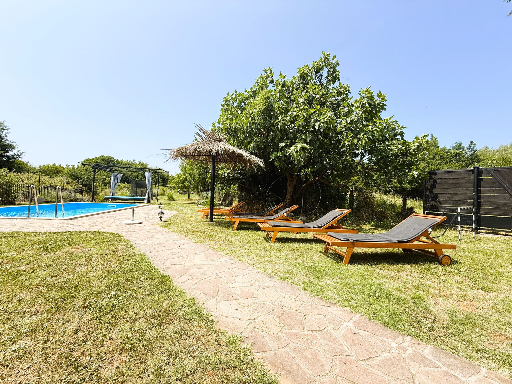 Private Three-Bedroom House in Risika photo 3