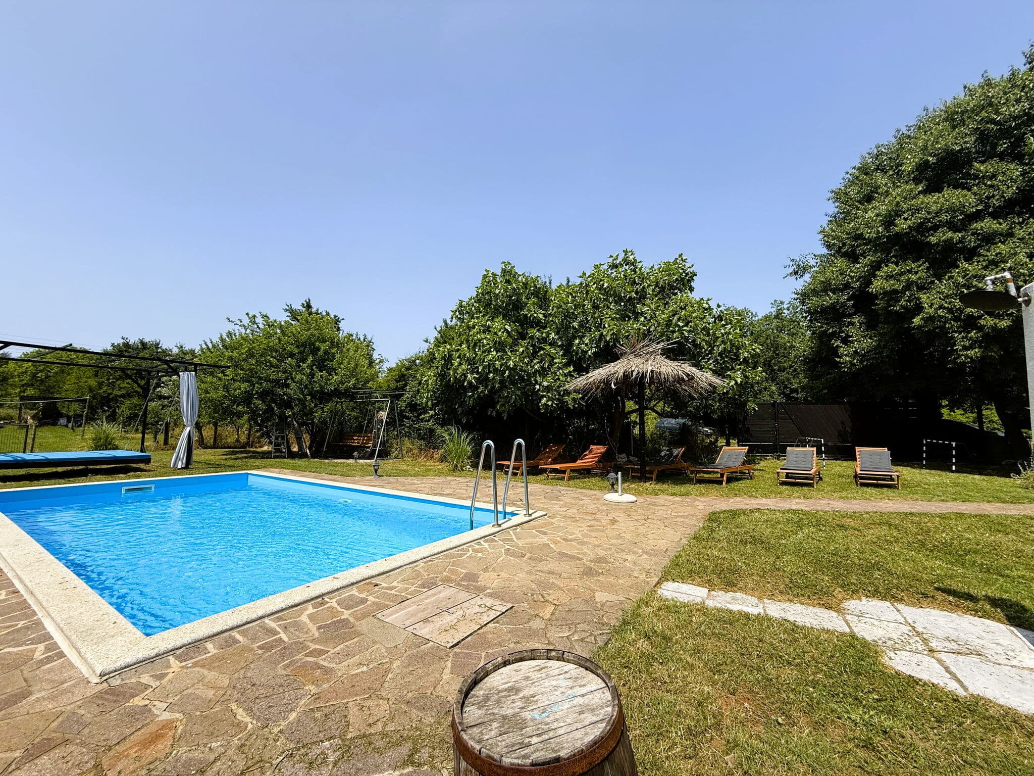 Private Three-Bedroom House in Risika photo 2