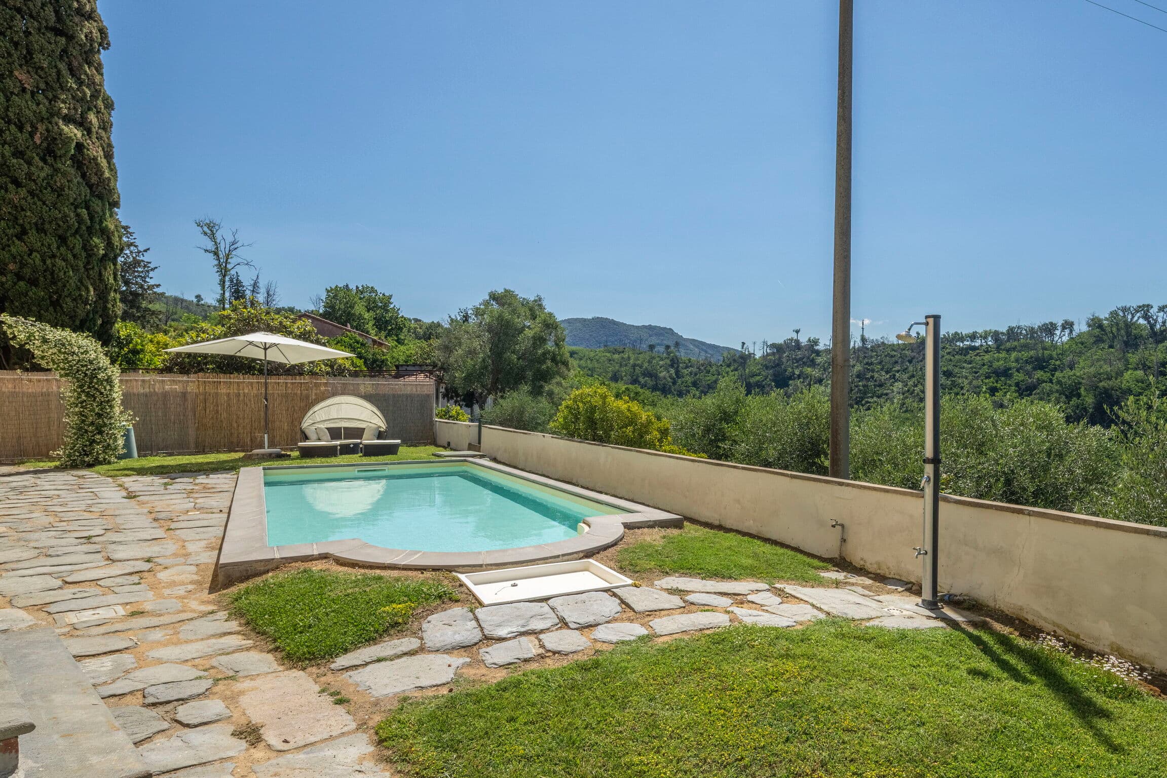 Lakeside Six-Bedroom Villa in Massarosa photo 3