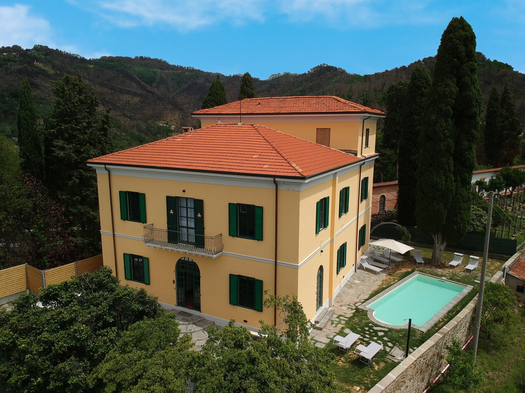 Lakeside Six-Bedroom Villa in Massarosa