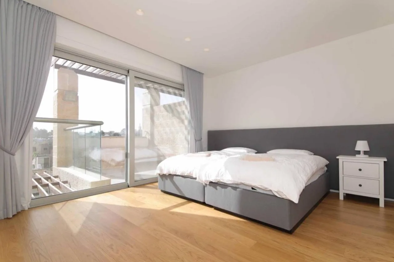 Fantastic Flat in King David Crown photo 3