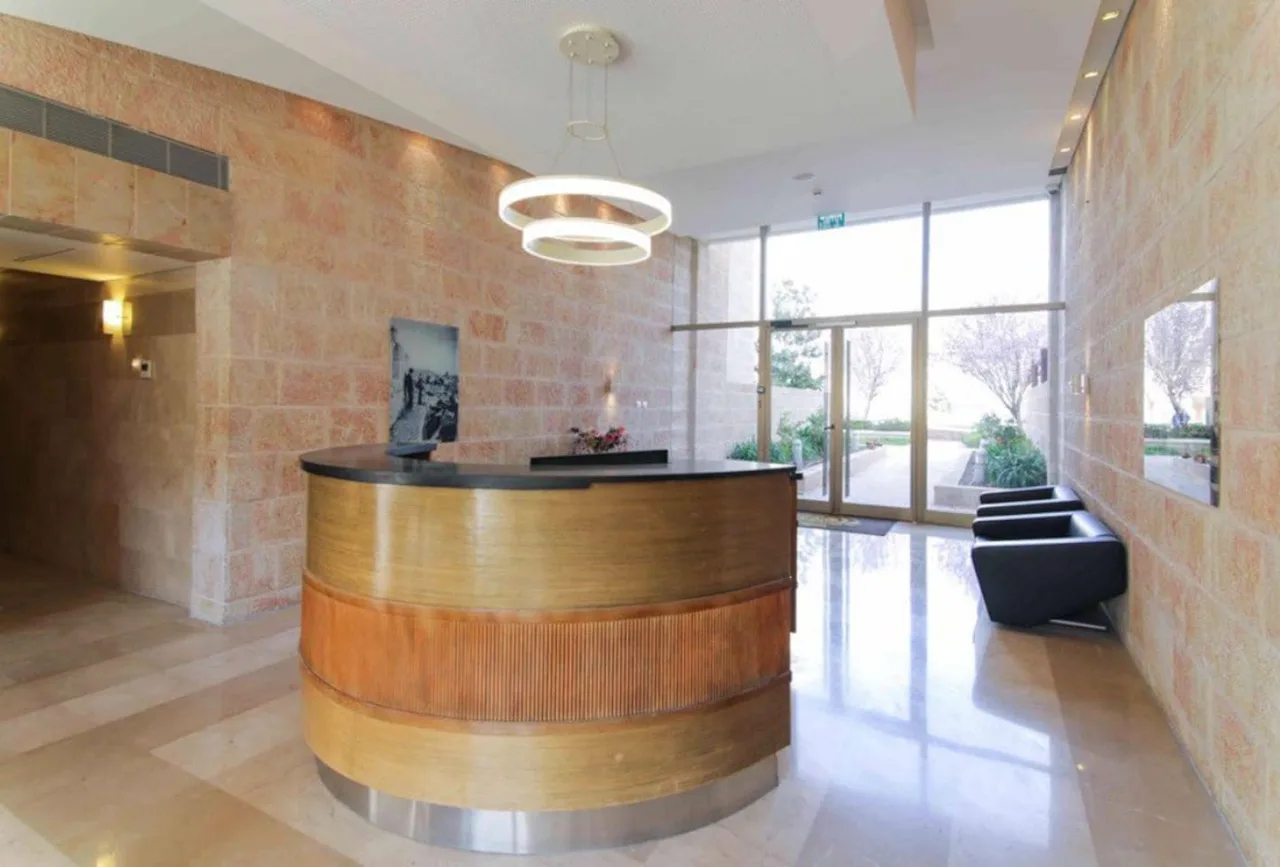 Fantastic Flat in King David Crown photo 5