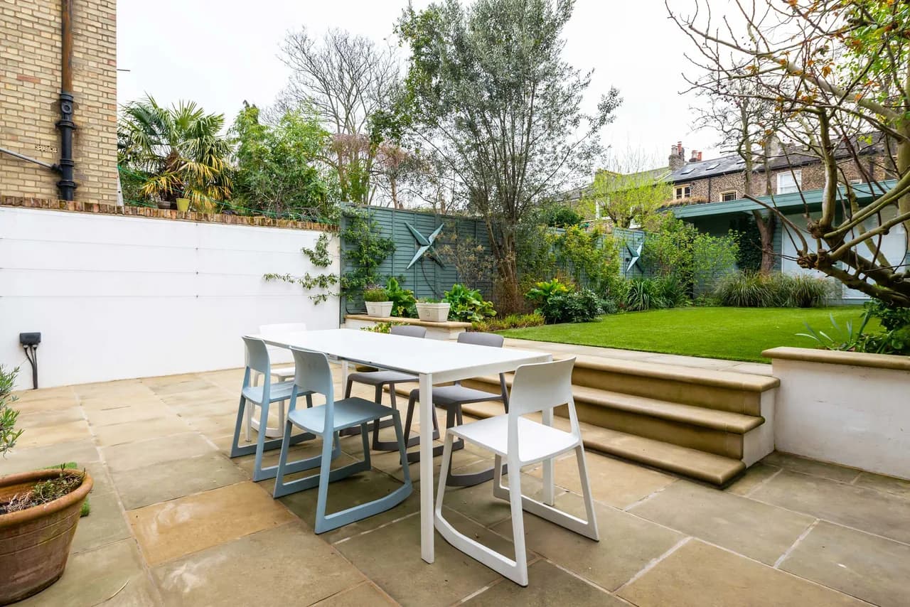 Elegant Family House in Greater London photo 3