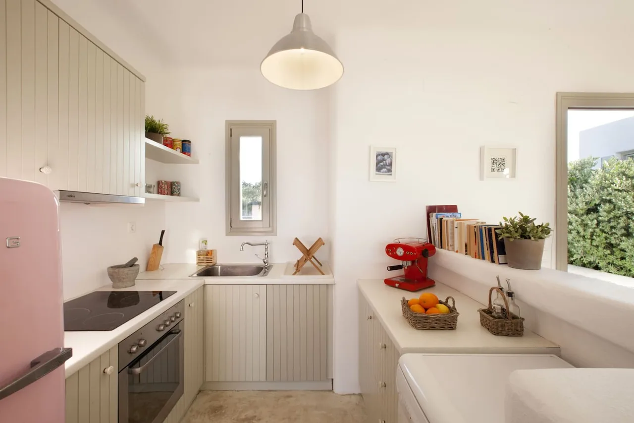 4 BR - Warm and Bright Villa photo 3