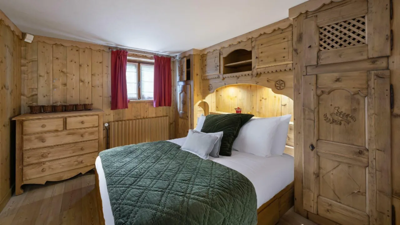 Elegant Courchevel Chalet With Mountain Charm photo 3