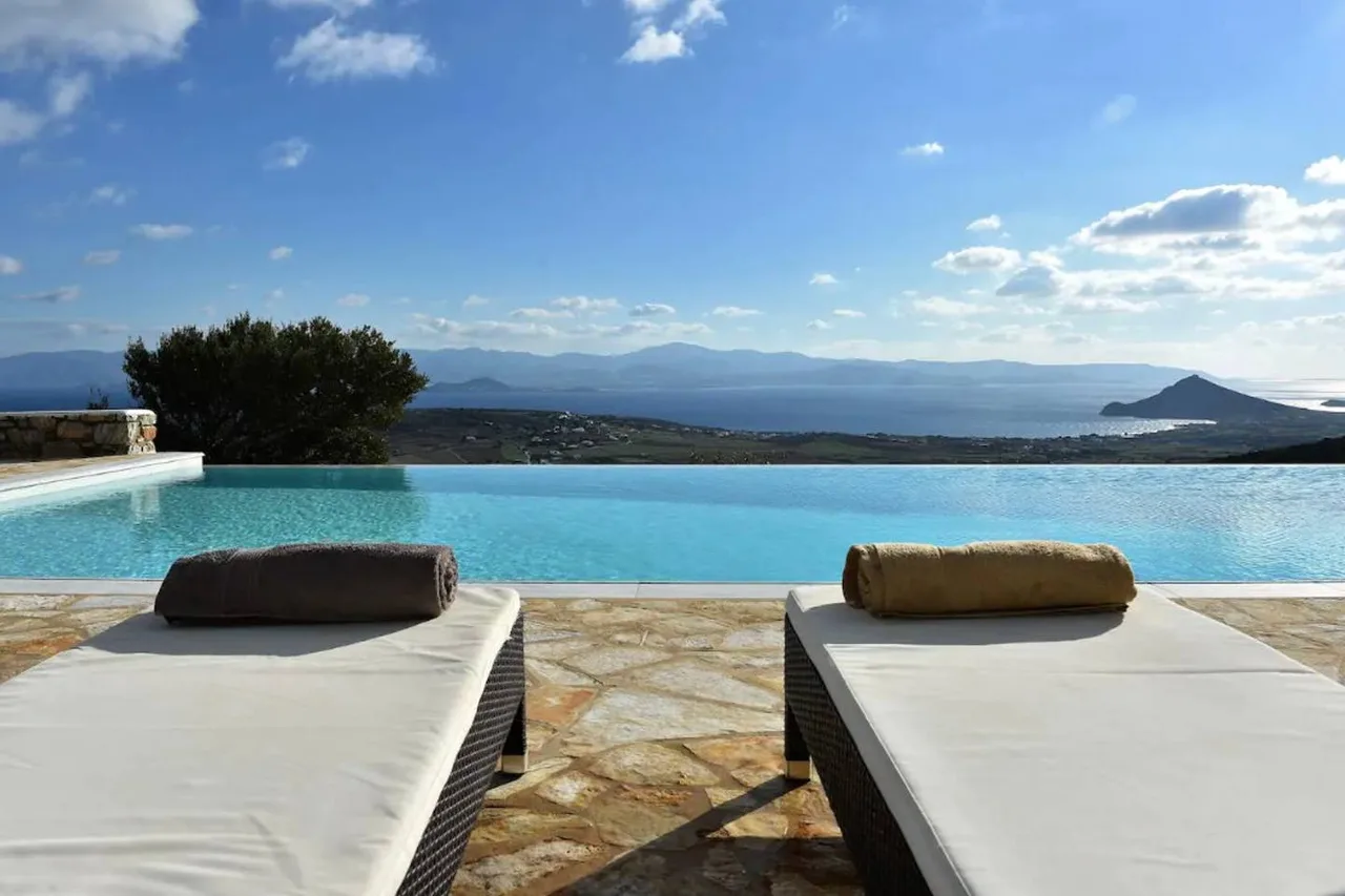 Exquisite Regal Villa with Infinity Pool