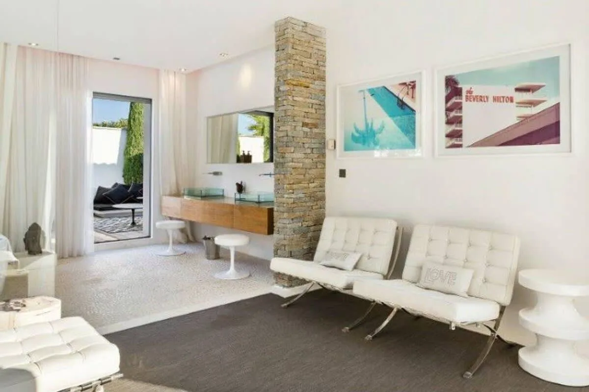 Stylish Modern Villa photo 5