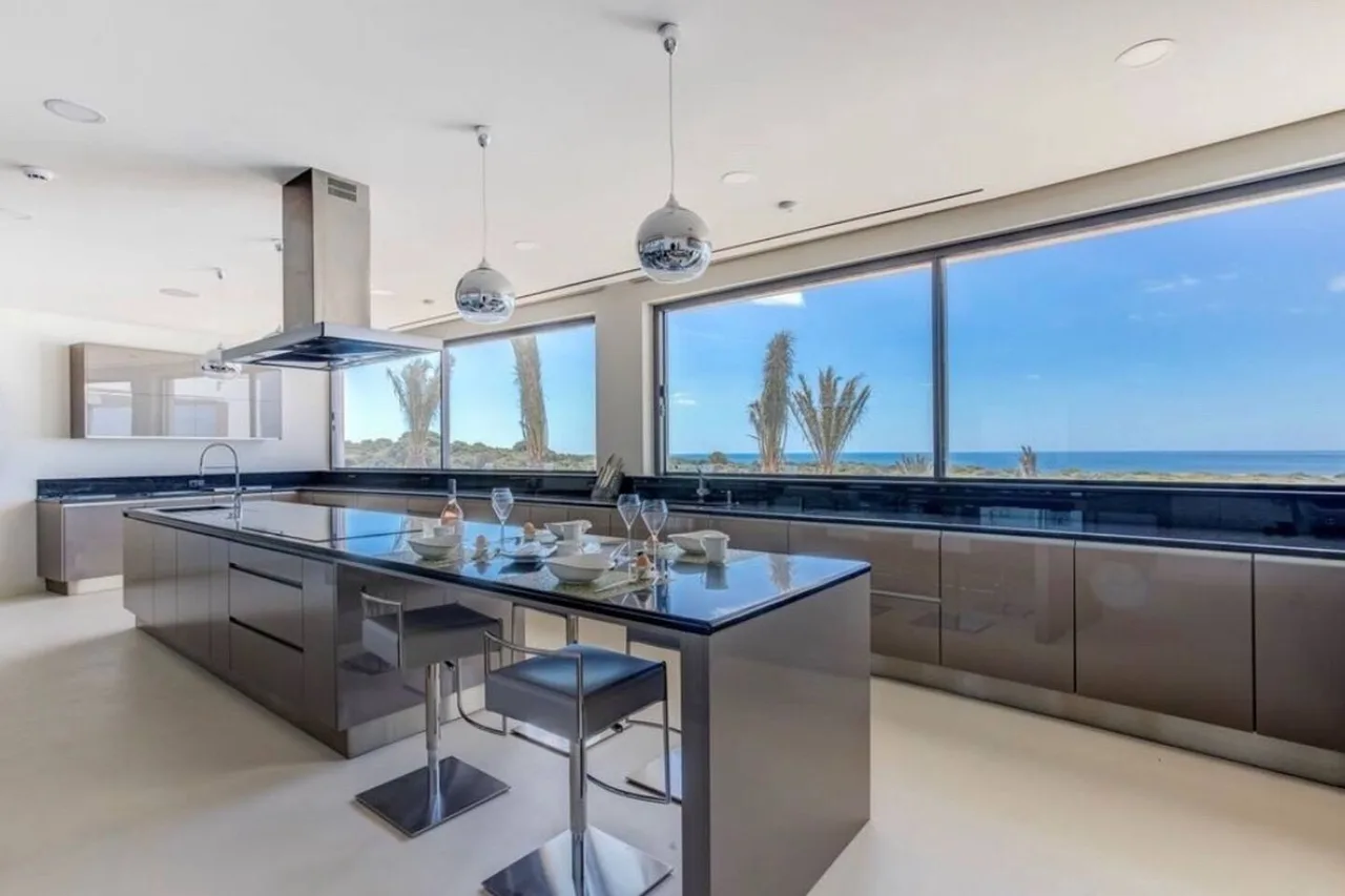 Luxury Getaway Villa Set in a Spectacular Location photo 4