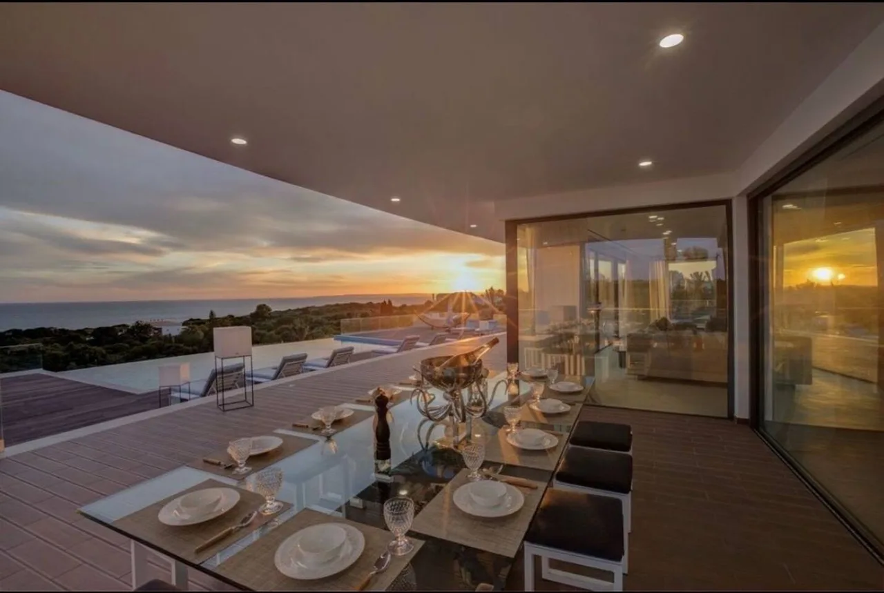 Luxury Getaway Villa Set in a Spectacular Location photo 5