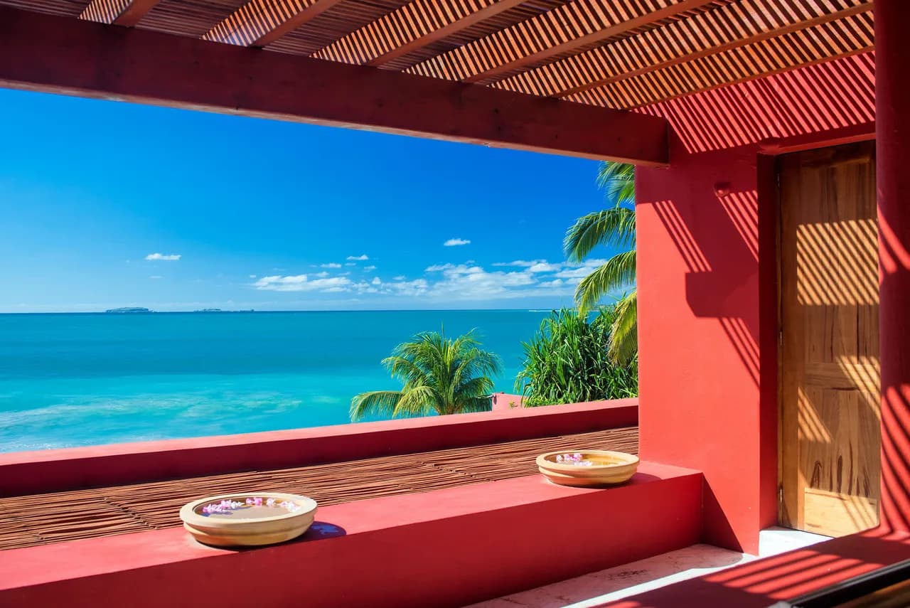 Wonderful Oceanfront Estate with Pool and Gym