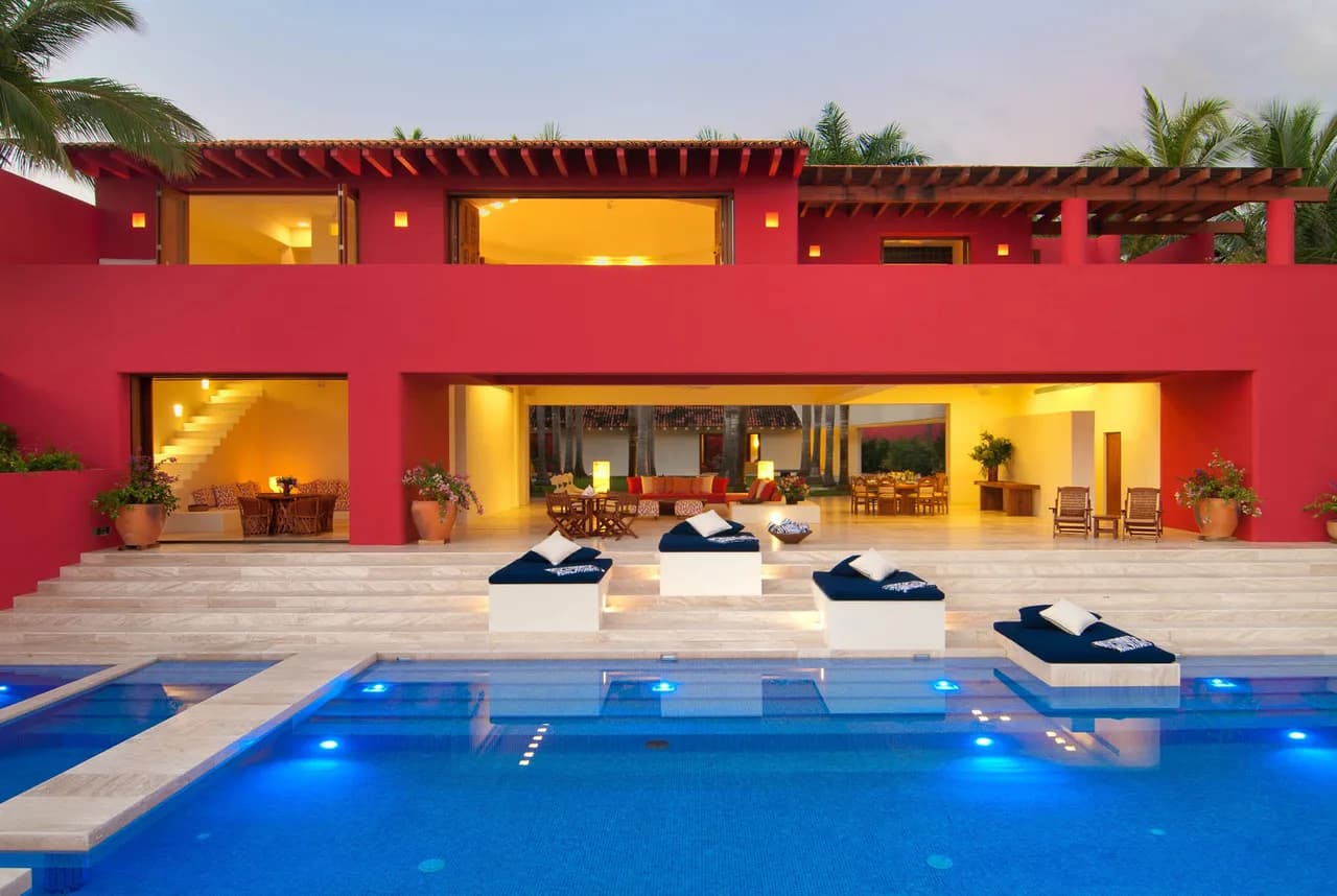Wonderful Oceanfront Estate with Pool and Gym photo 2
