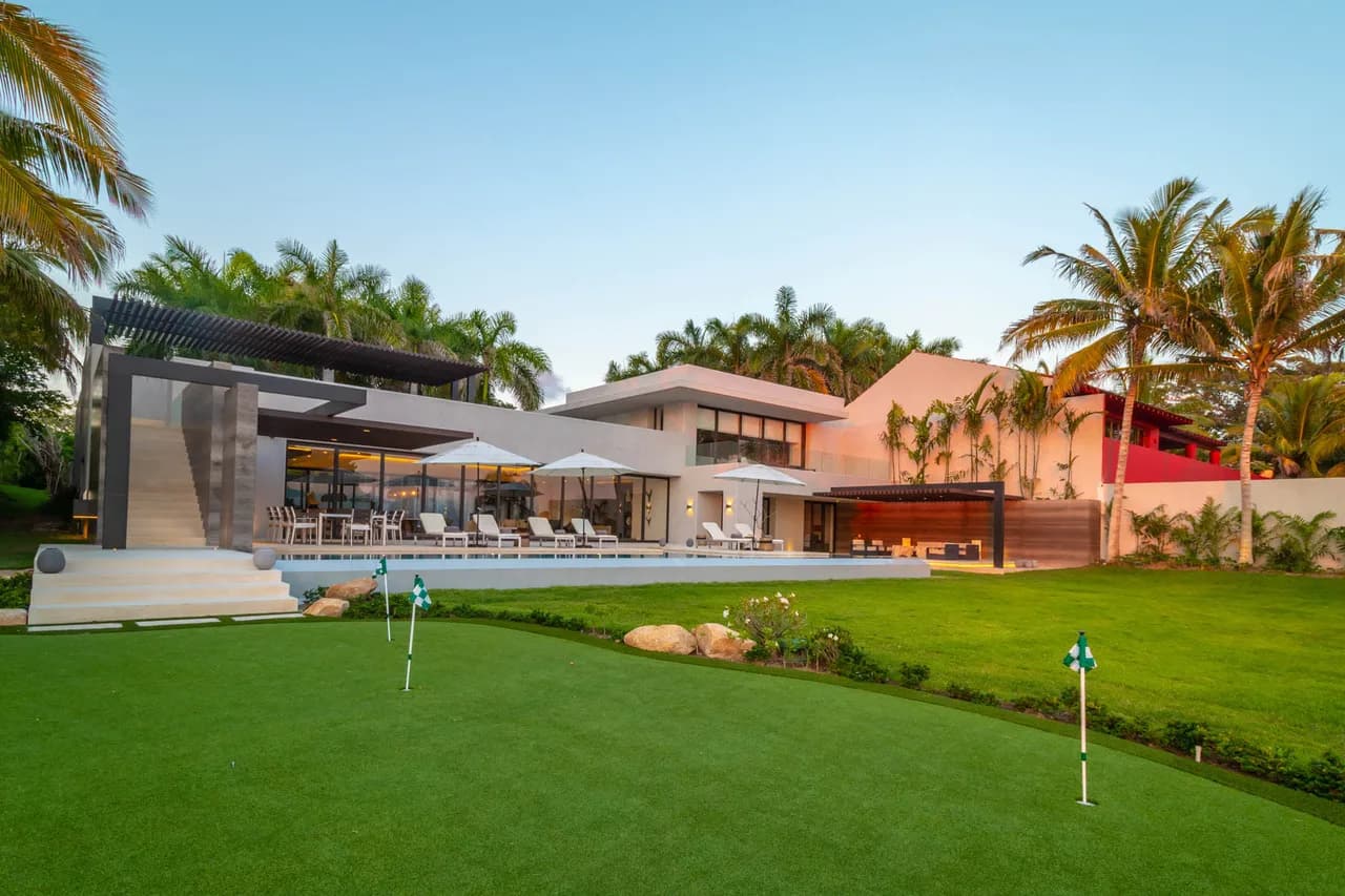 Mesmerizing Villa - A Complete Package Holiday photo 3