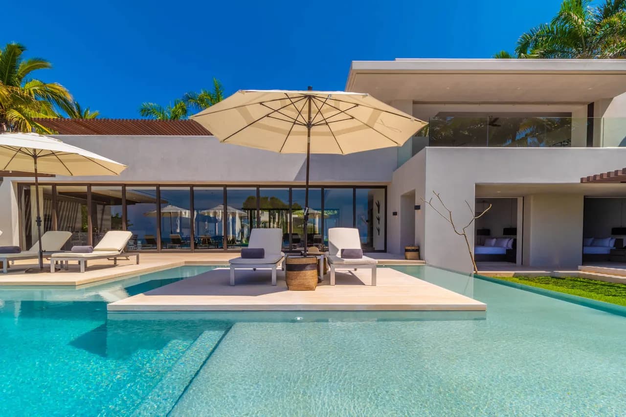 Mesmerizing Villa - A Complete Package Holiday photo 4