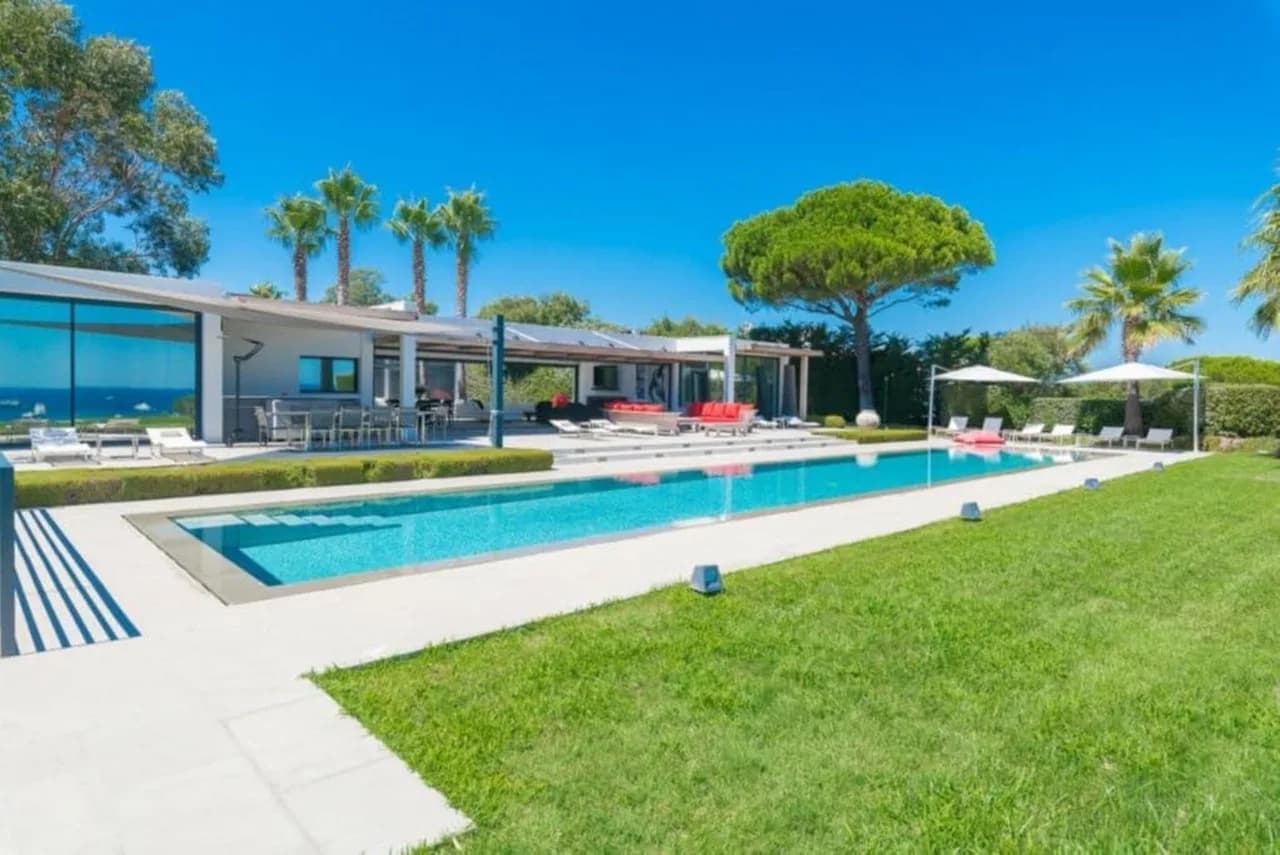 Charming Villa with Lovely Spacious Garden