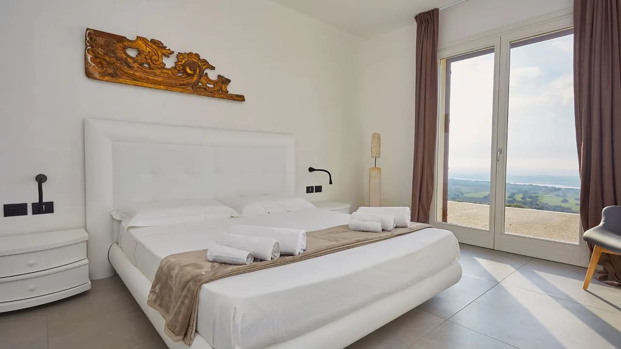 Elegant Villa with Circular Infinity Pool photo 3