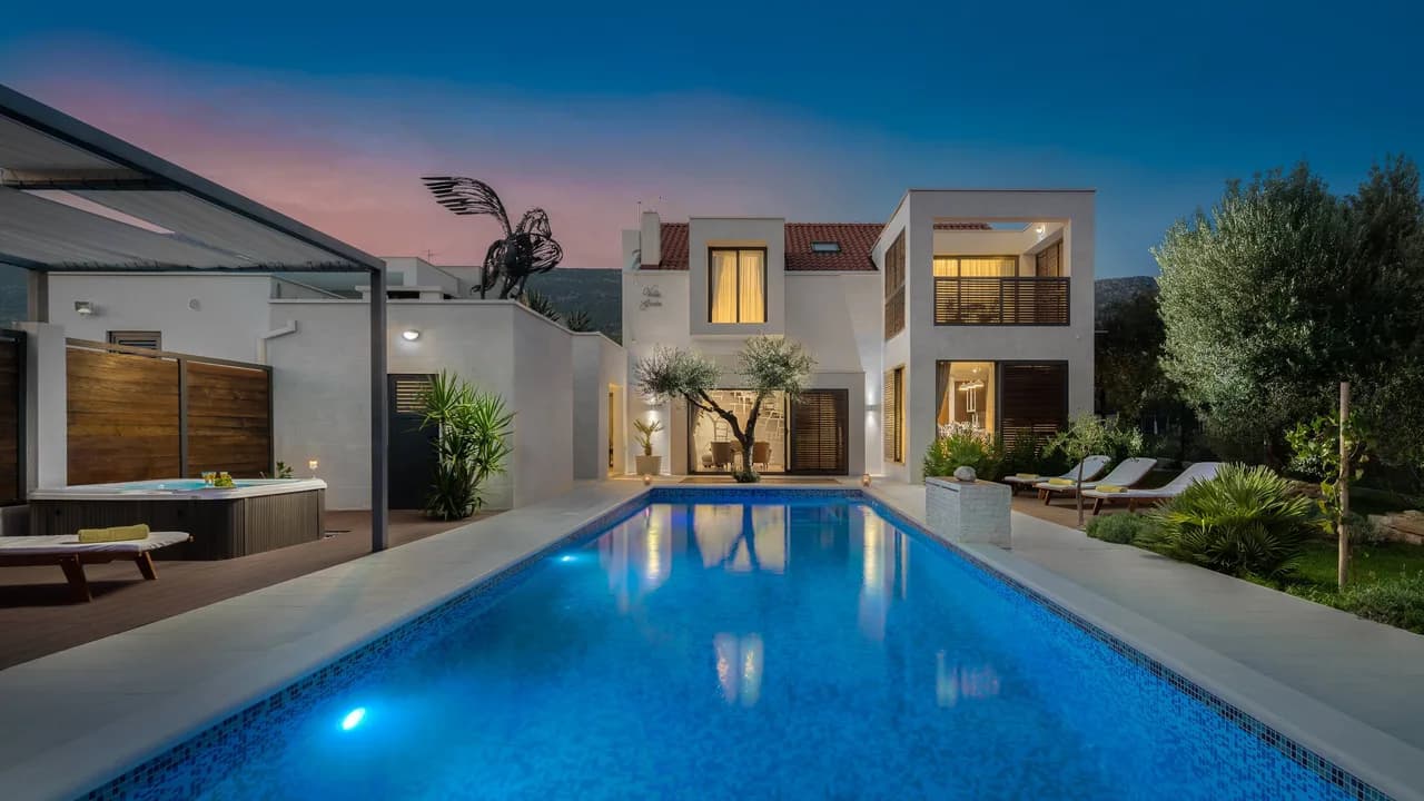 Spacious Villa with Pool in Kaštel Lukšić