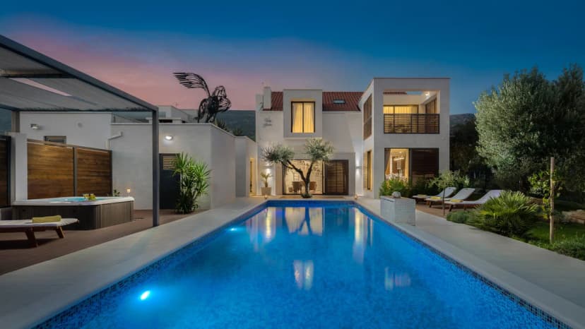 Spacious Villa with Pool in Kaštel Lukšić