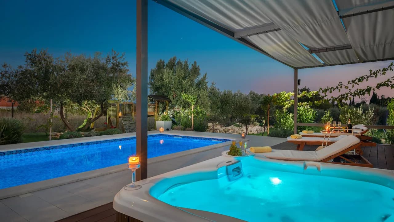 Spacious Villa with Pool in Kaštel Lukšić photo 3