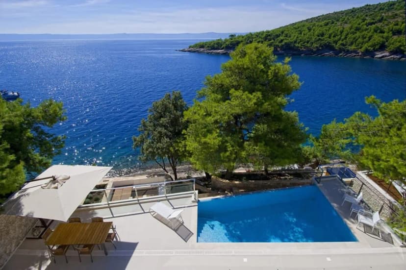 High End Waterfront Villa With Jacuzzi