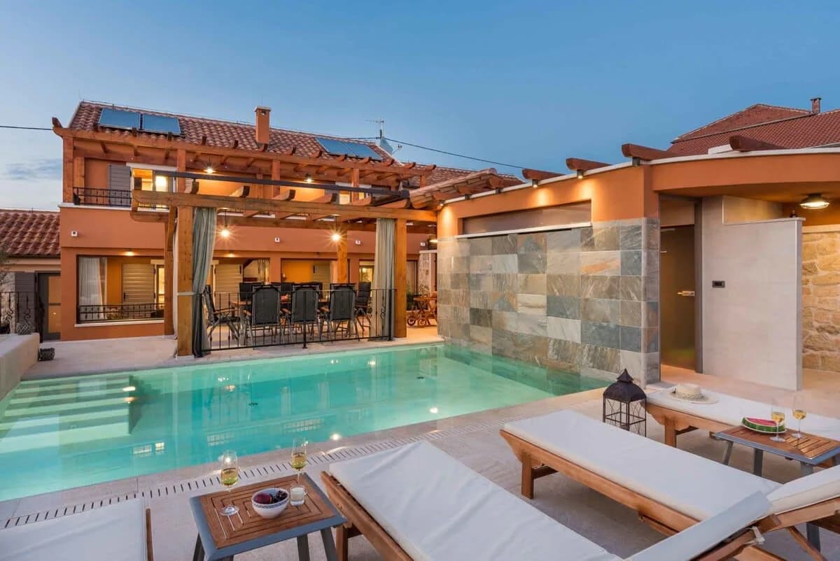 Renovated Luxury Styled Villa With Amazing Pool photo 2
