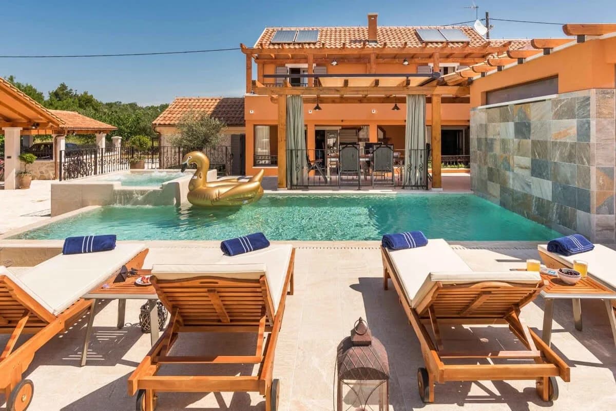 Renovated Luxury Styled Villa With Amazing Pool photo 3