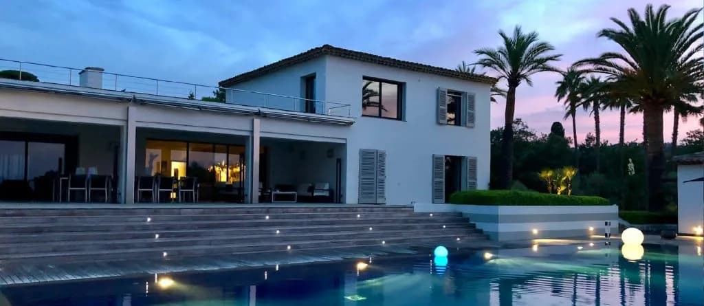 Aesthetic Backdrop Villa with Bright Blue Pool photo 2