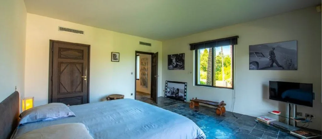 Aesthetic Backdrop Villa with Bright Blue Pool photo 5
