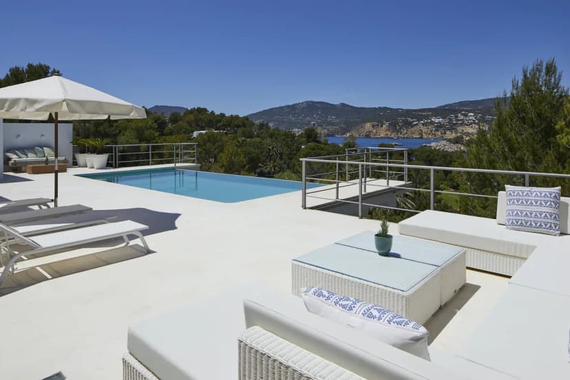 Located on the exclusive peninsula of Porroig