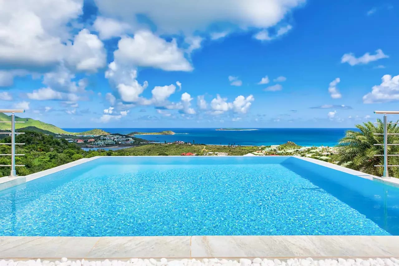 GORGEOUS COASTAL VILLA WITH INFINITY POOL