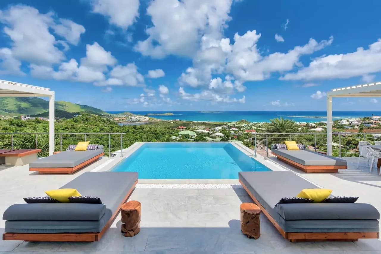 GORGEOUS COASTAL VILLA WITH INFINITY POOL photo 2