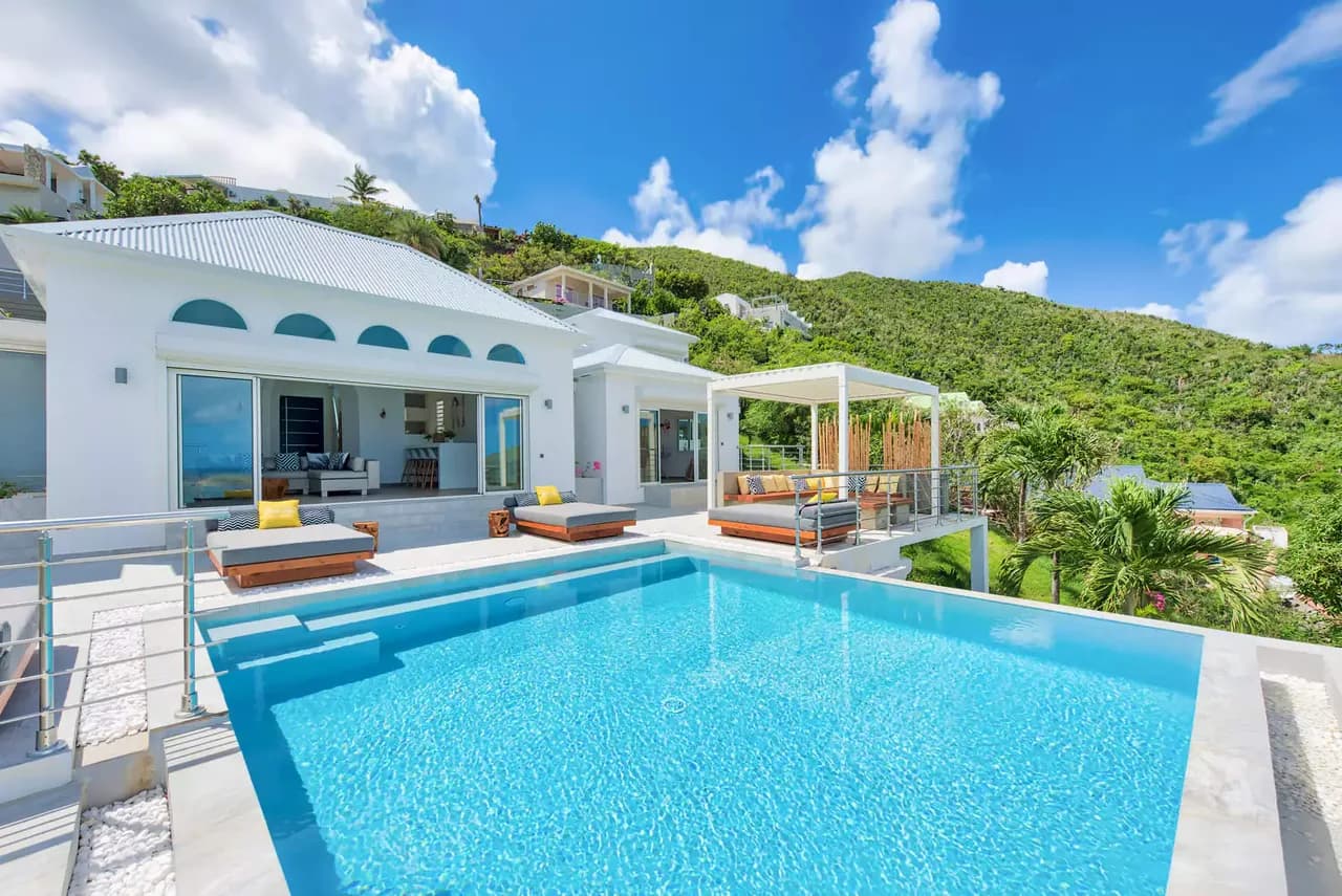 GORGEOUS COASTAL VILLA WITH INFINITY POOL photo 3