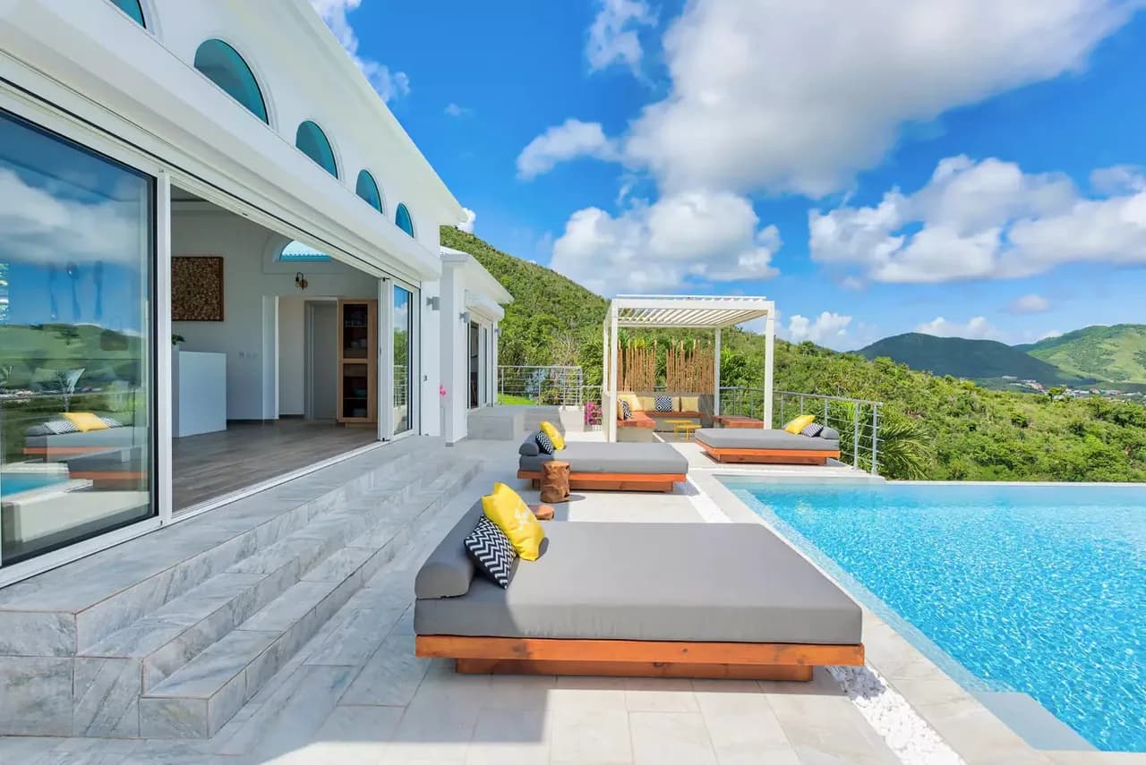 GORGEOUS COASTAL VILLA WITH INFINITY POOL photo 5