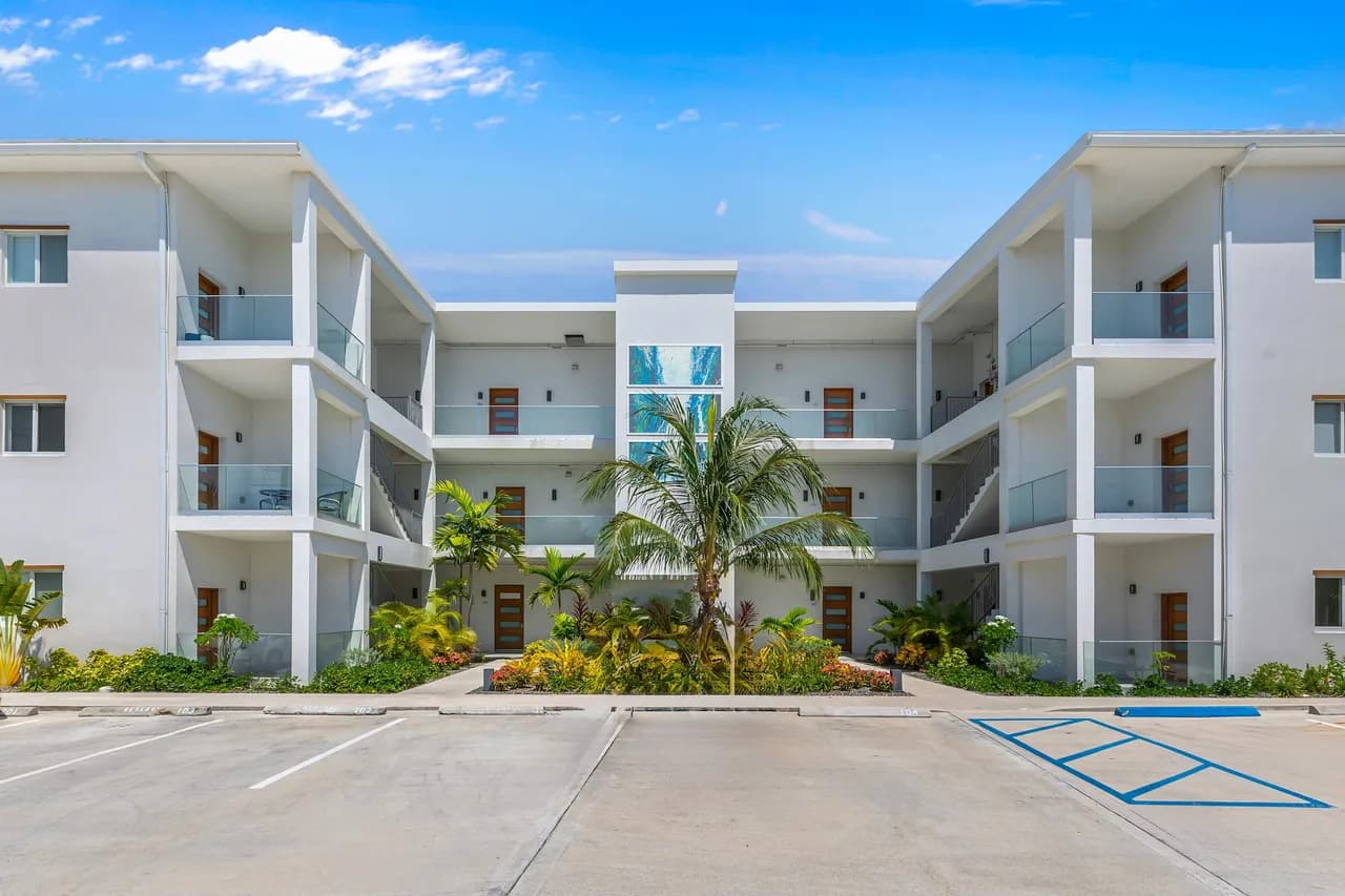Beachfront Condominium in Grand Cayman photo 5
