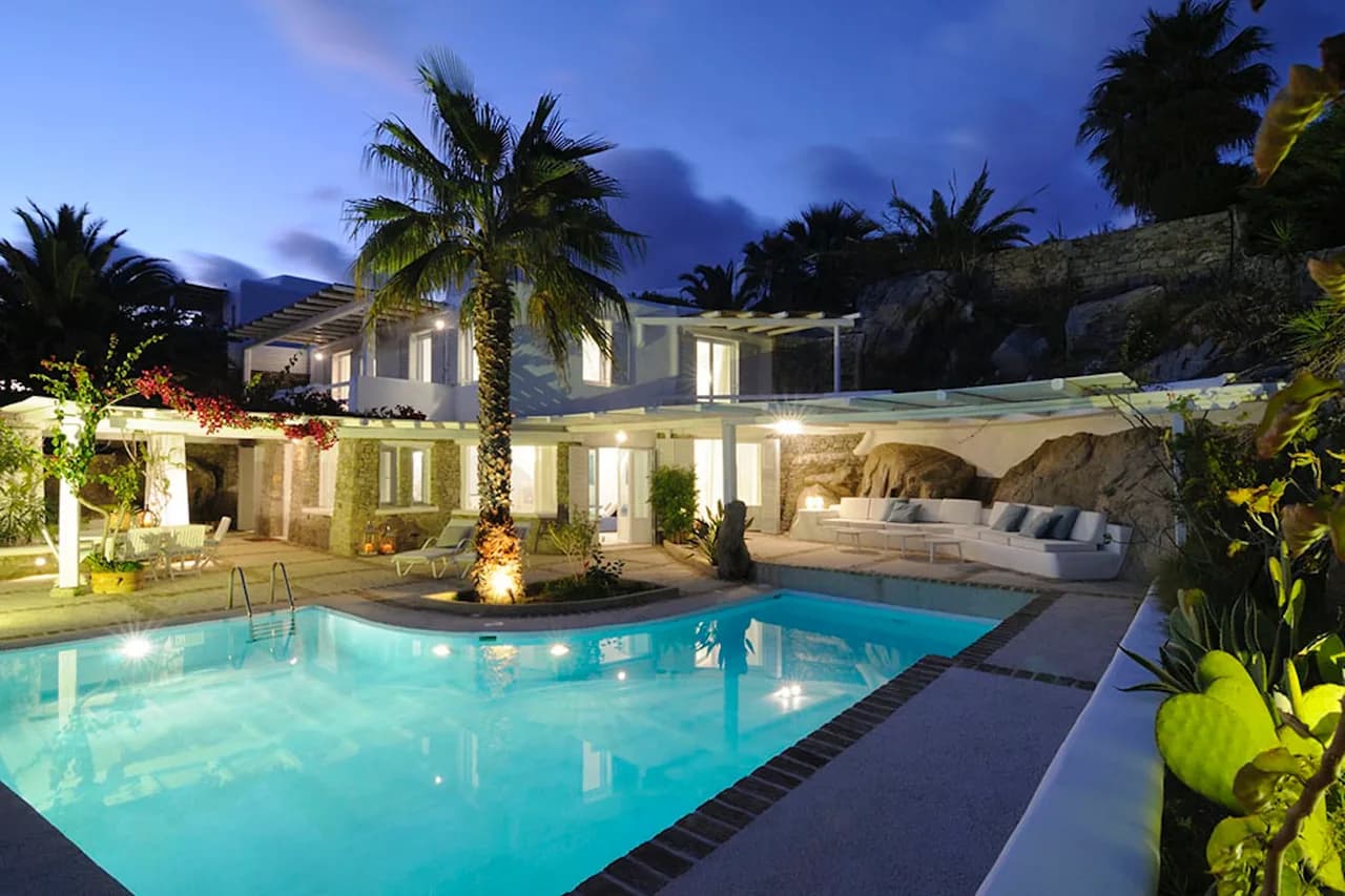 Pristine villa with plenty of open spaces and verandas photo 3