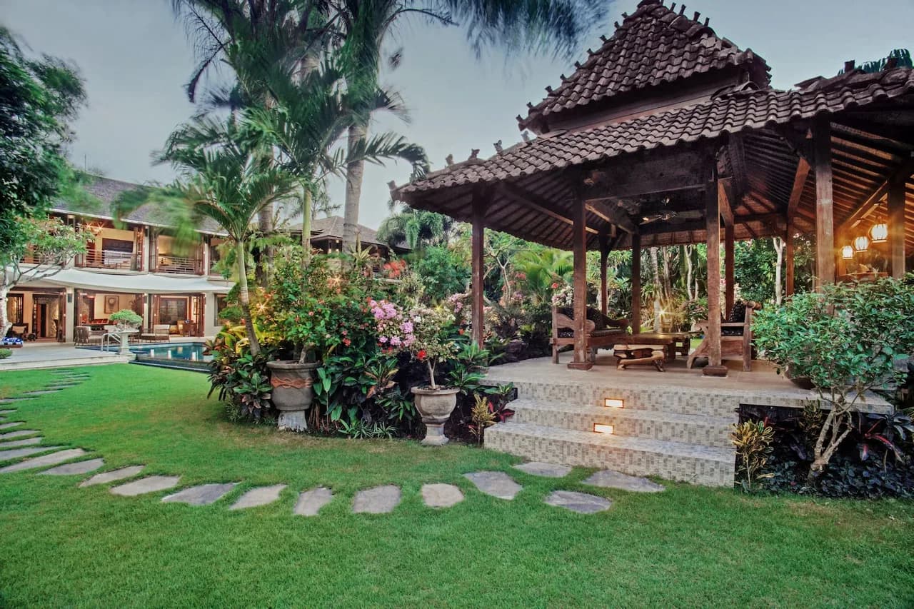 Conveniently located traditional Balinese style villa photo 2