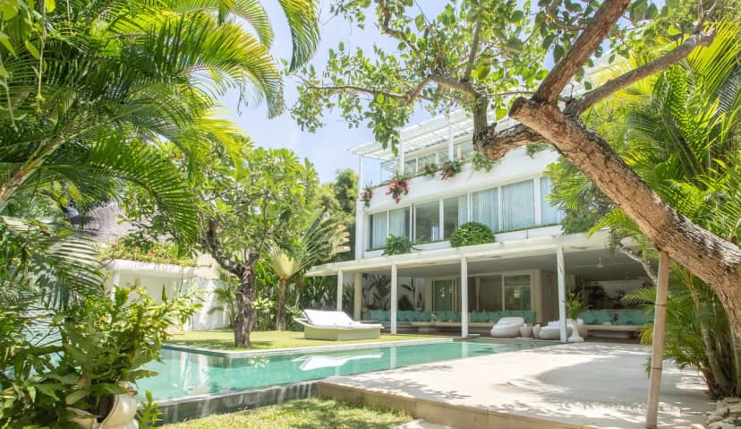 Comfortable furnished villa in a lush green landscapes