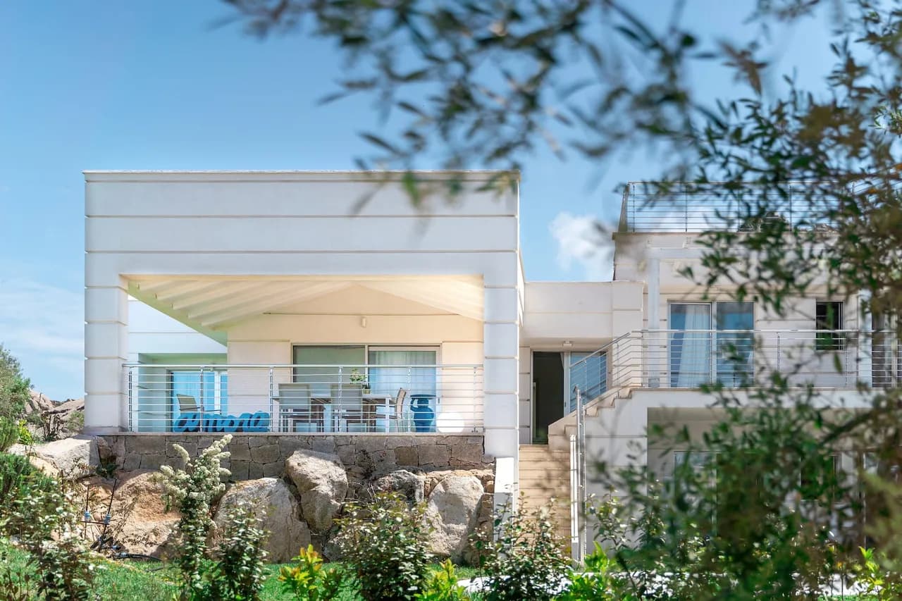 Seaview villa with a mix of modern and traditional Architecture photo 2