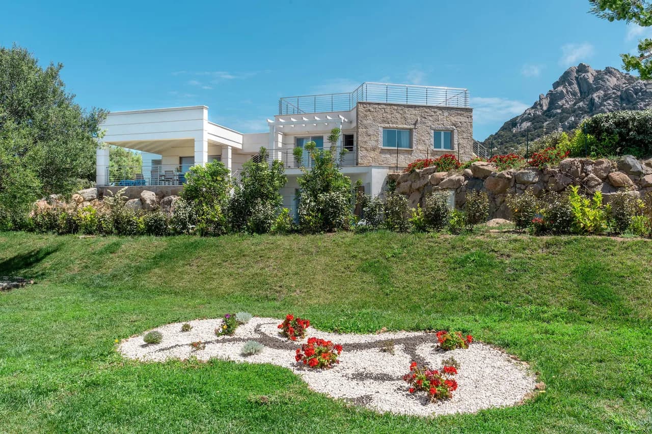 Seaview villa with a mix of modern and traditional Architecture photo 3