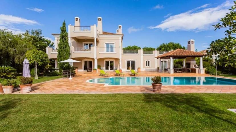 Classic villa overlooking the conservation area of the Ria Formosa