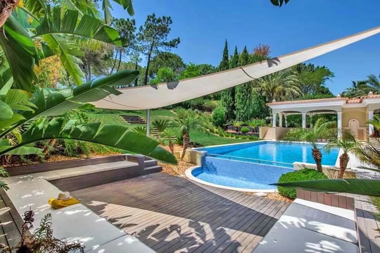 Spacious villa with contemporary furnishings photo 2