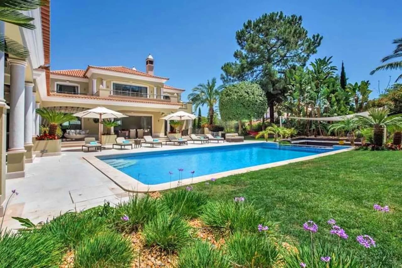 Spacious villa with contemporary furnishings photo 3