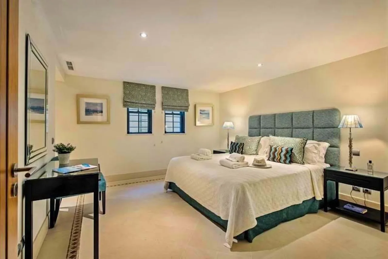 Spacious villa with contemporary furnishings photo 4