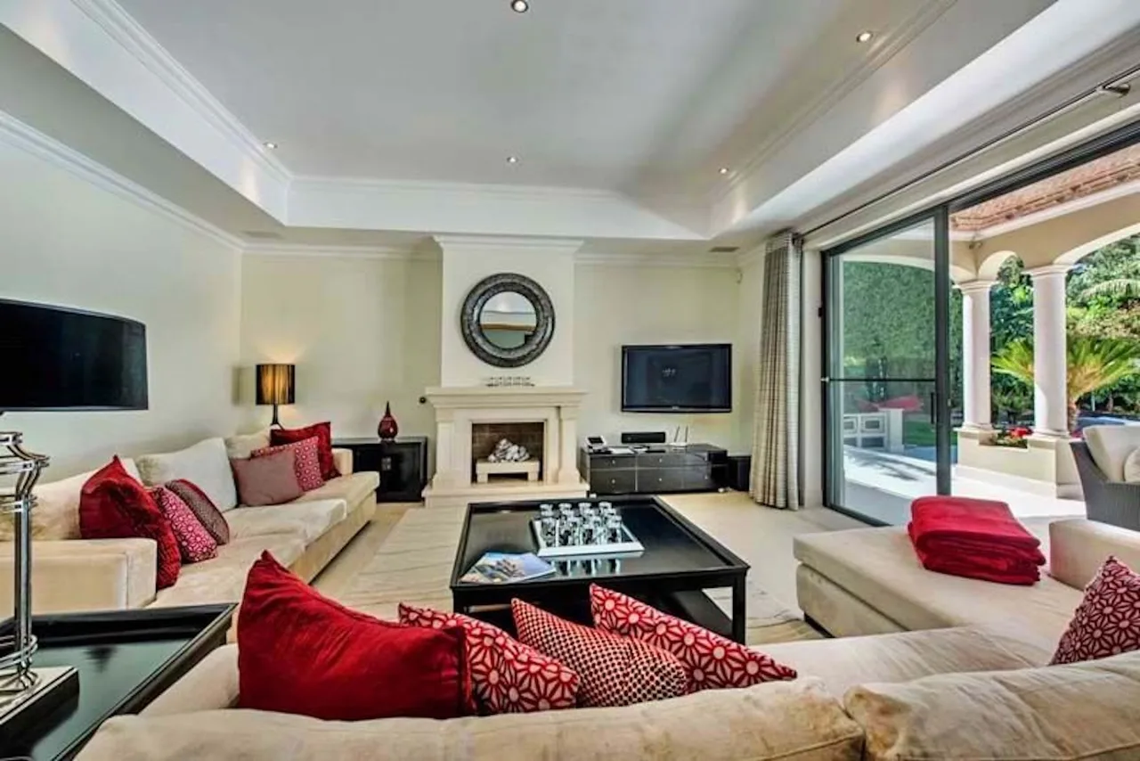 Spacious villa with contemporary furnishings photo 5