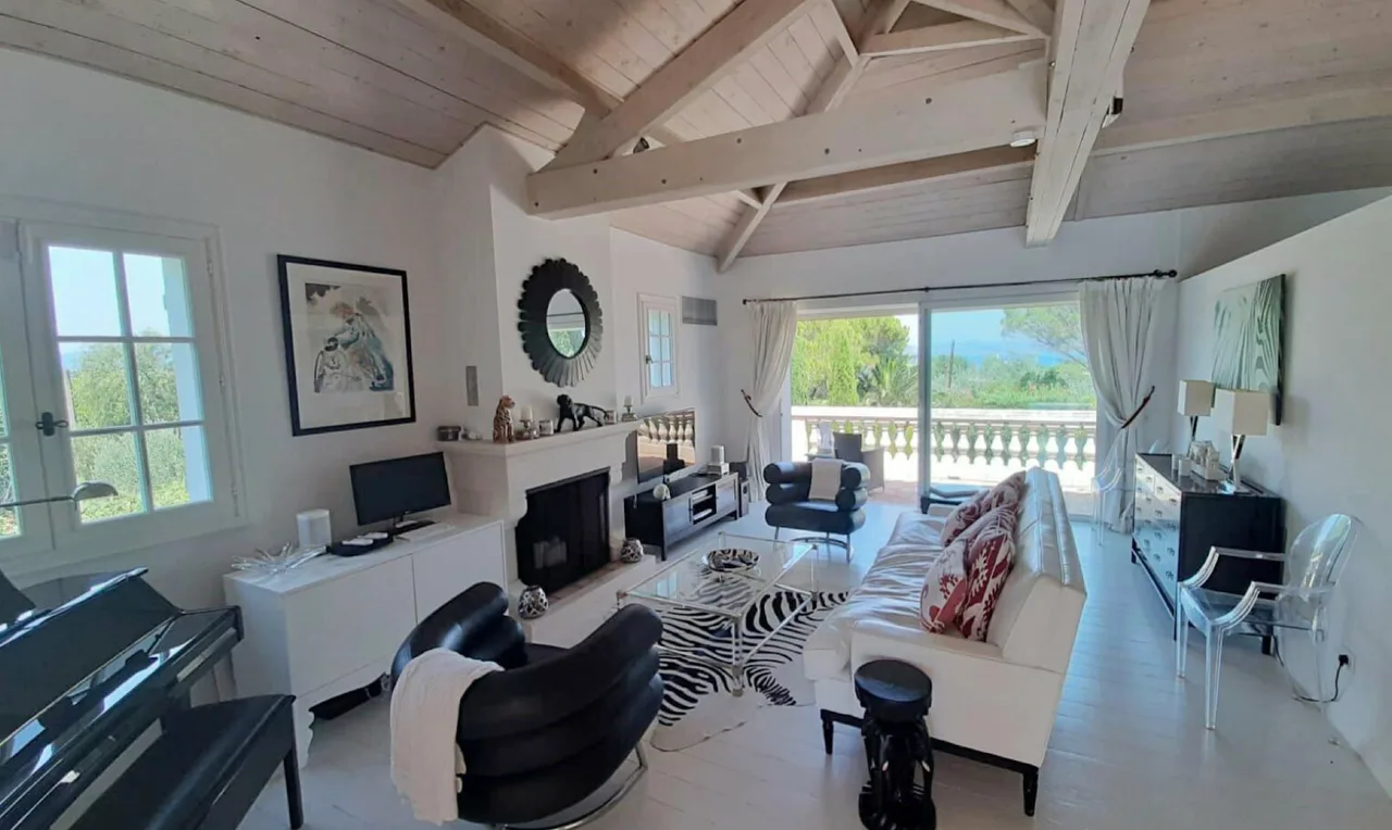 Traditional Villa With Tasteful Furnishings photo 2