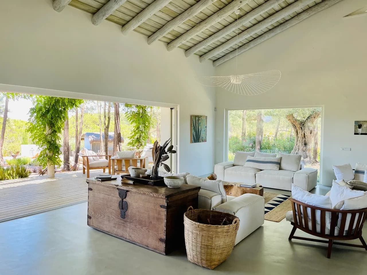 Stylish Villa Designed With Modern Sophistication photo 2