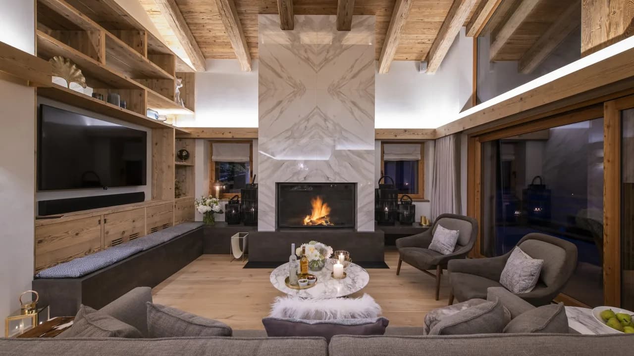 Luxurious Retreat With Indoor Pool and Home Cinema photo 2