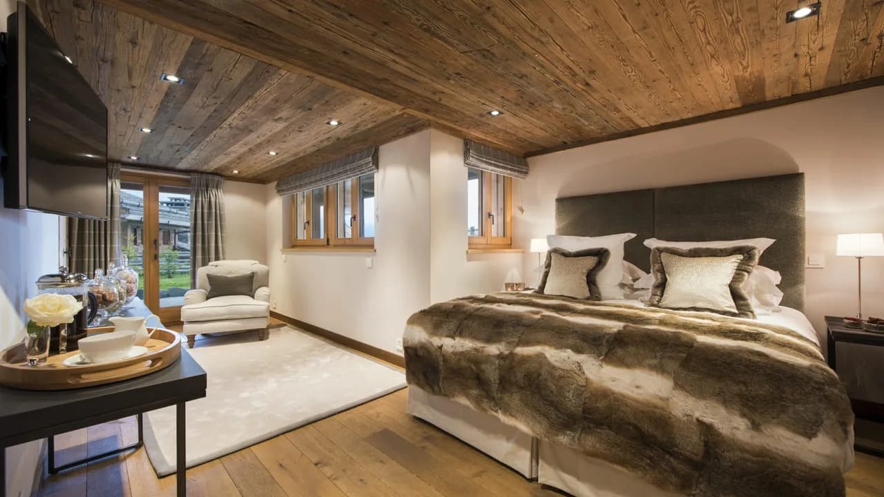 Luxurious Retreat With Indoor Pool and Home Cinema photo 3
