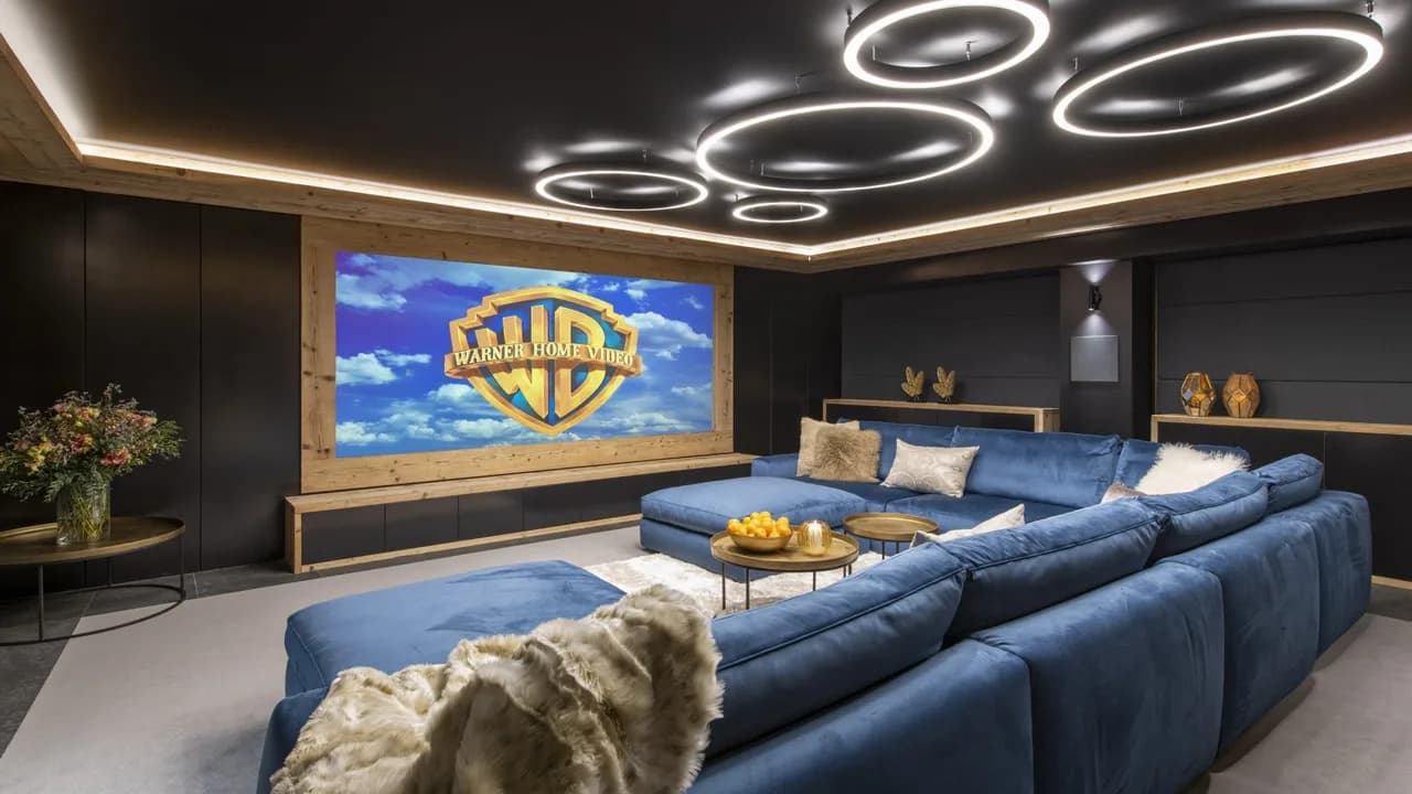 Luxurious Retreat With Indoor Pool and Home Cinema photo 4